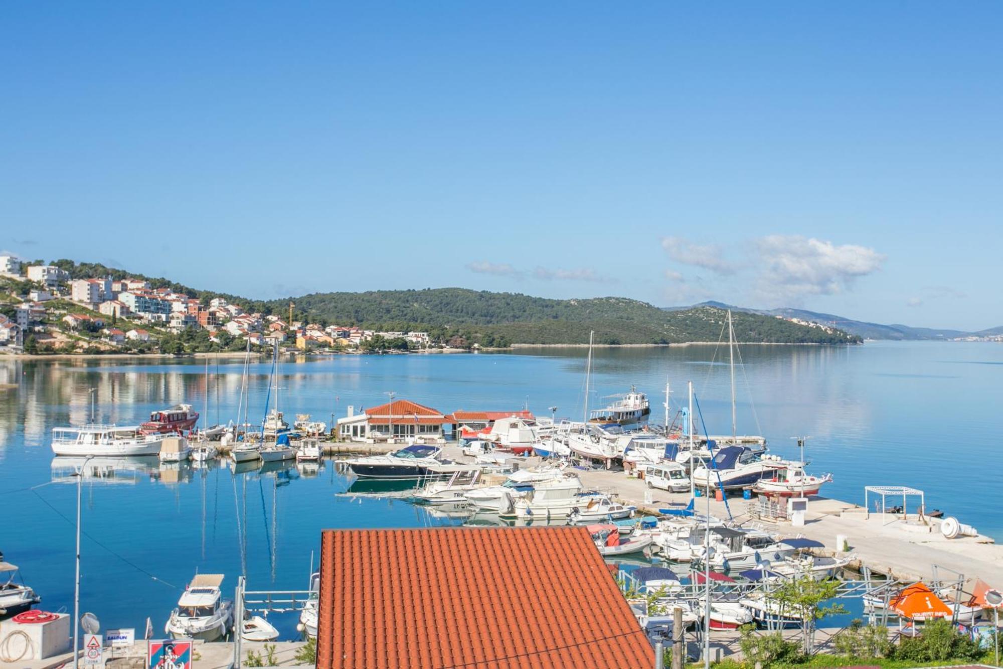 Seaside Apartments With A Swimming Pool Okrug Gornji, Ciovo - 11374 Trogir Exterior photo