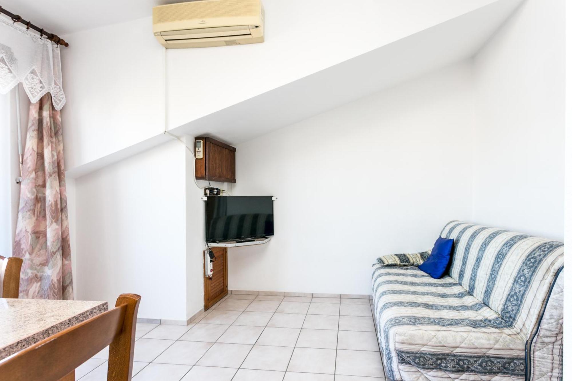 Seaside Apartments With A Swimming Pool Okrug Gornji, Ciovo - 11374 Trogir Room photo